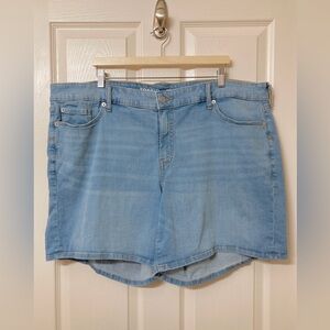 Torrid Women’s Light Wash Denim Vintage Stretch Perfect 5" Jean Shorts Size 24